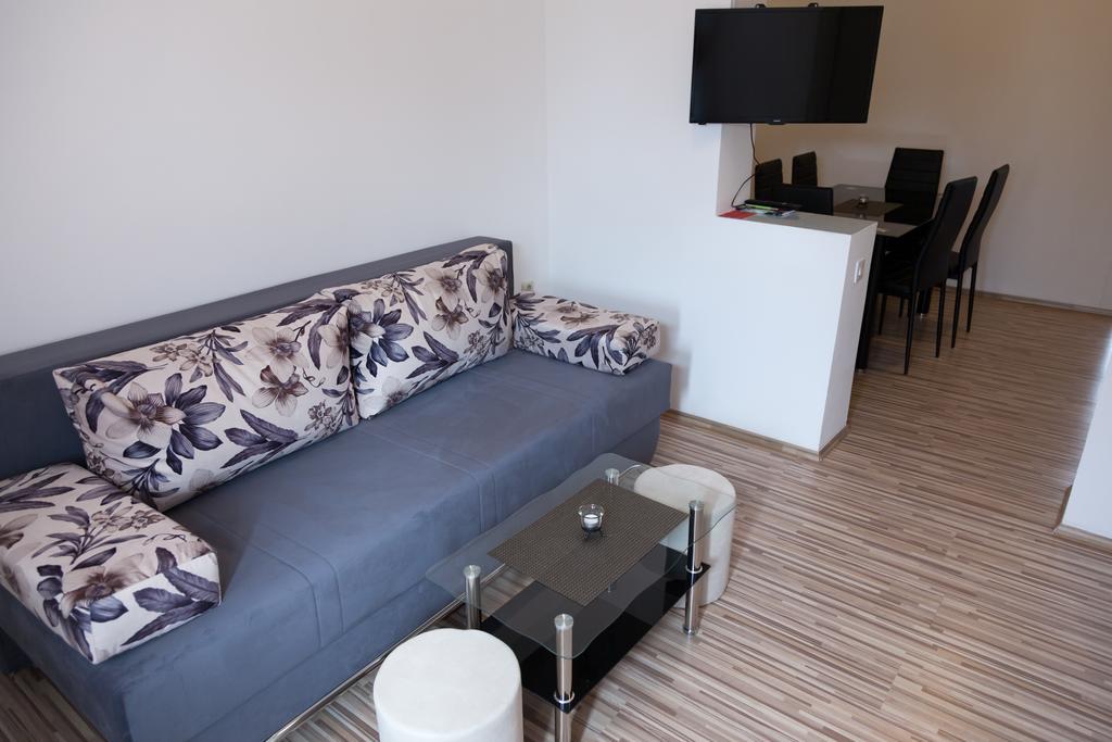 Apartment & Room Toma Smoljanac Exterior photo